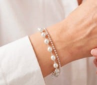 Pulseira feminina dupla com pérola e prata estilo luxo delicado