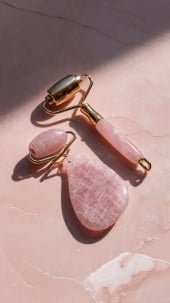 Kit Roller + Pedra Gua Sha de Quartzo Rosa
