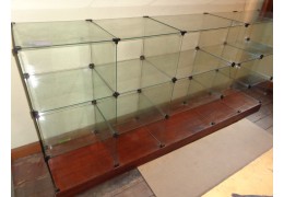 Balcões de vidro modulado para exposição e atendimento loja ou feiras.