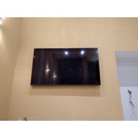 Instalador de televisão no suporte na parede ou painel