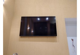 Instalador de televisão no suporte na parede ou painel