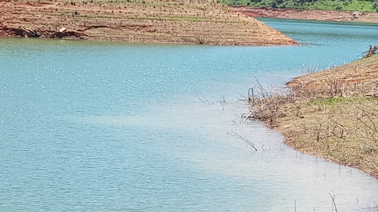 Vendo terre pe na agua em Igarata sp