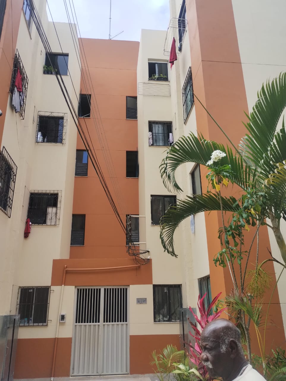 Vendo apartamento dois quartos, sala, cozinha, banheiro social, bairro Santo Inacio