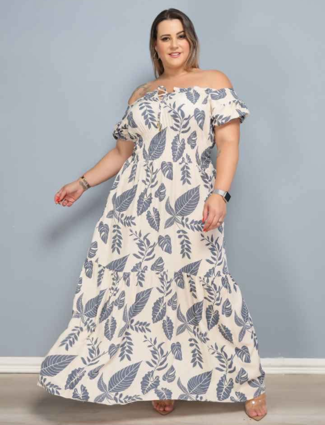 Vestido longo floral plus size.