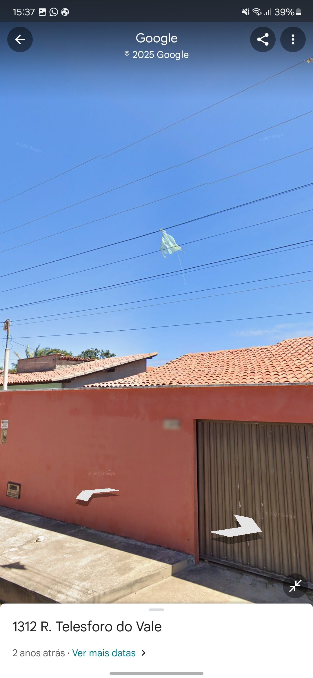 Casa grande com área na frente e atrás , dois quartos , 1 sala , 1 cozinha , 3 banheiros