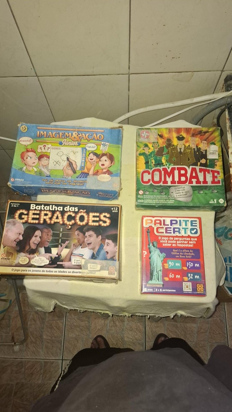 Vendo 4 jogos de tabuleiros...