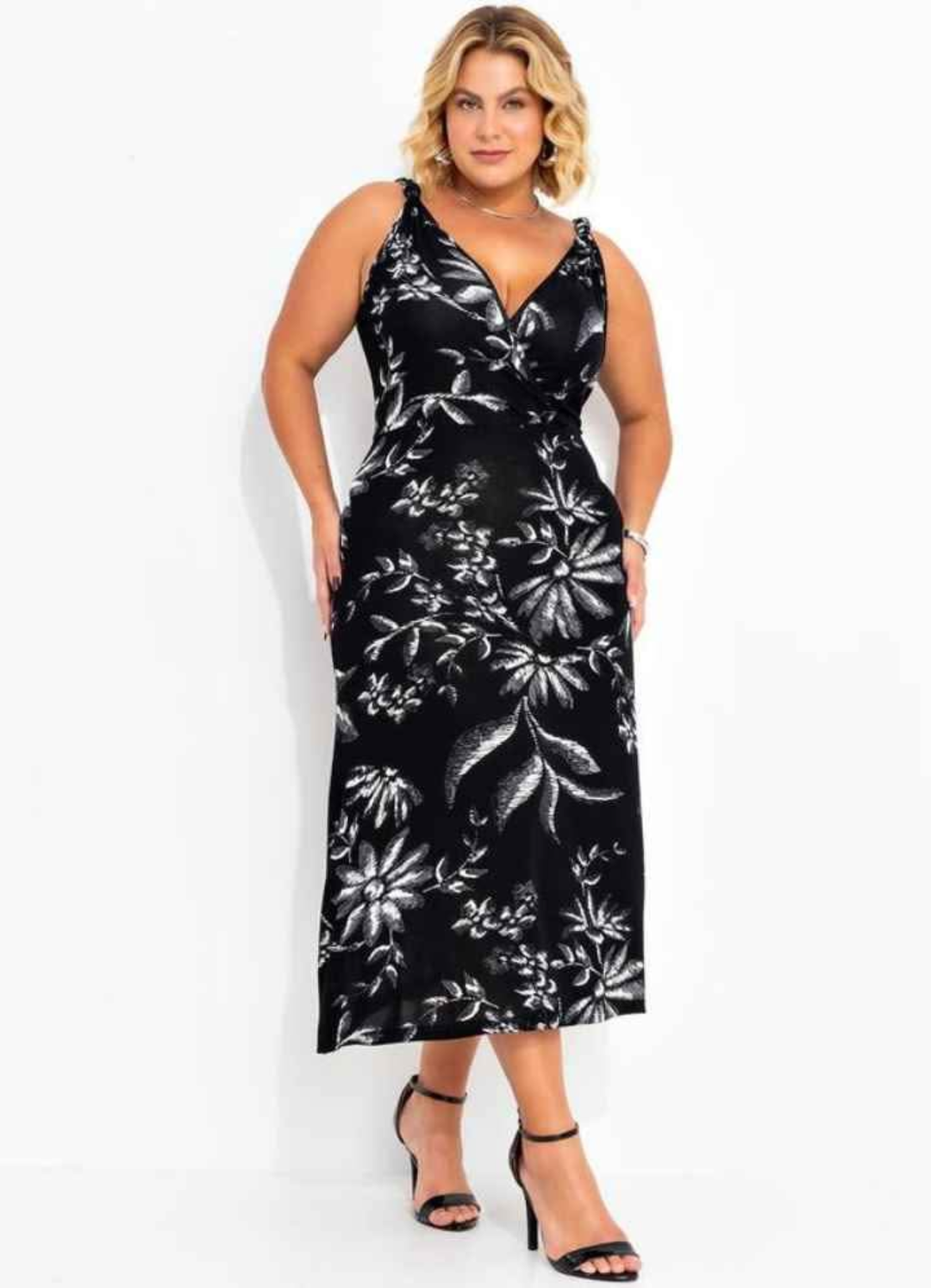 Vestido floral preto plus size.