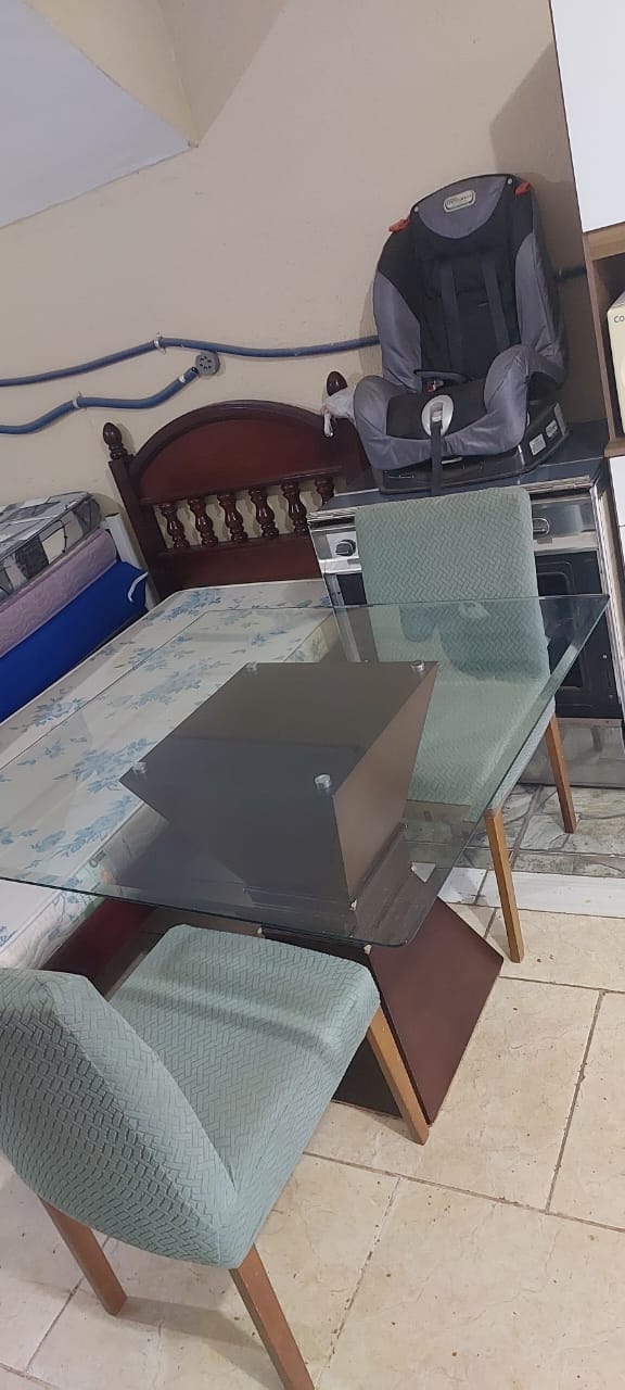 Mesa em tampo de vidro com duas cadeiras