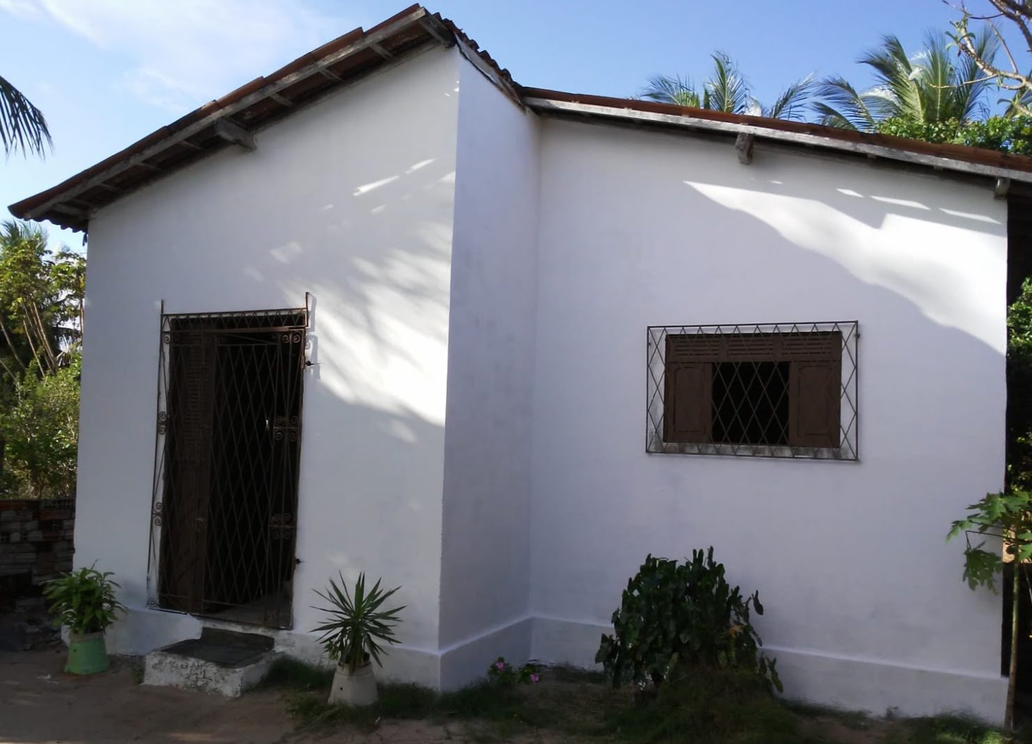 Vende-se está Casa ou troco por uma que seja em Extremoz.