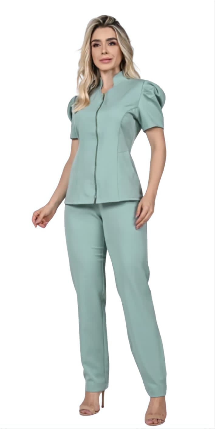 Scrub feminino Slin Alfaiataria em tecido gabardine com elastano. Blusa gola padre manga